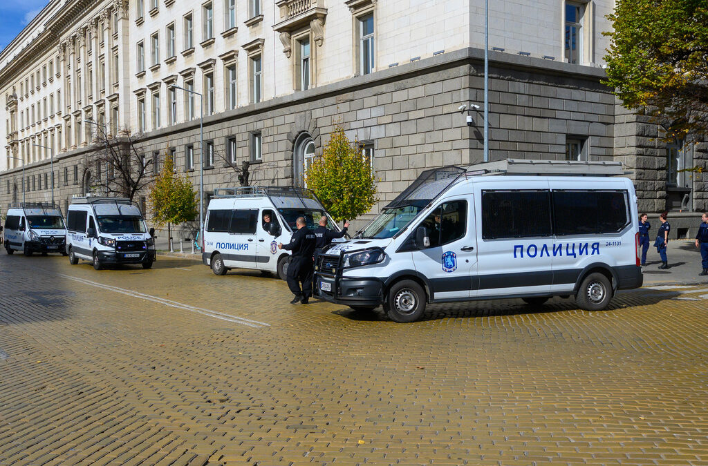 В изборния ден над 15 000 служители на МВР следят за опазването на обществения ред, пожарната безопасност и осигуряването на спокойно протичане на изборния ден.