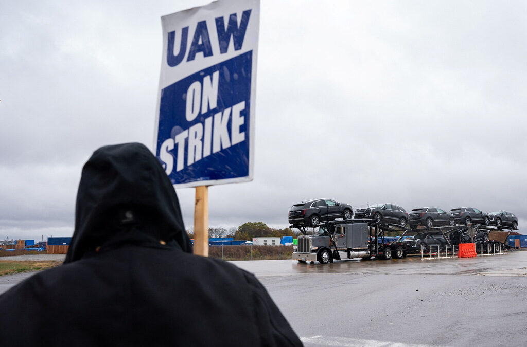 Стачка, организирана от United Auto Workers, до завода за двигатели на General Motors в Спринг Хил.