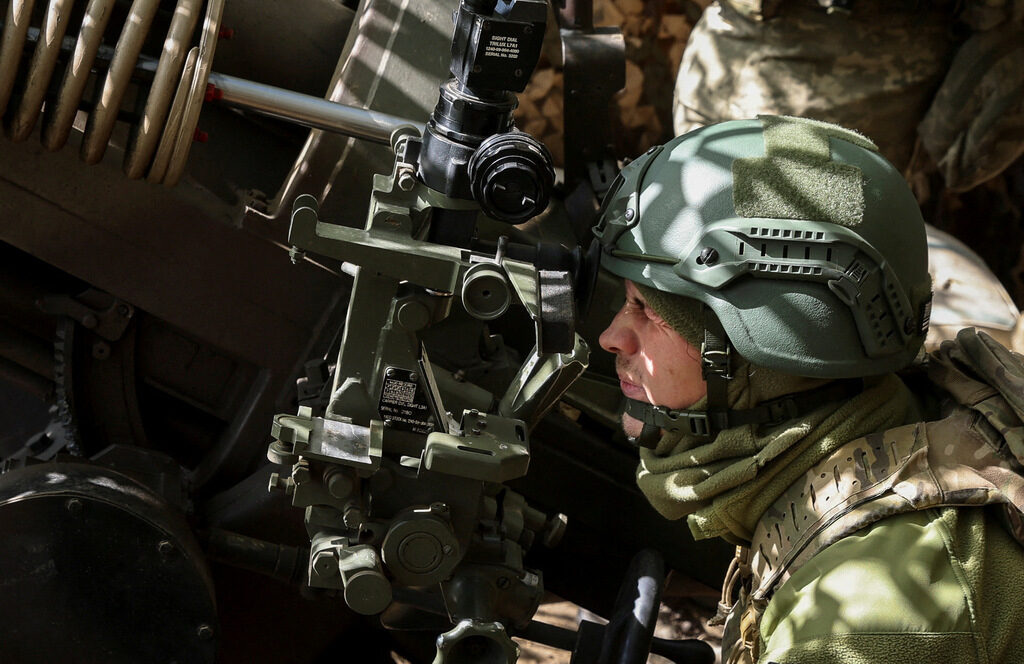 Украински военнослужещи обстрелват руските войски на позиция близо до фронтовата линия в Донецка област.
