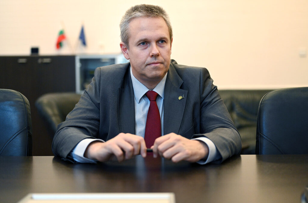 Министърът на електронното управление Александър Йоловски е със засилена охрана заради заплахи.