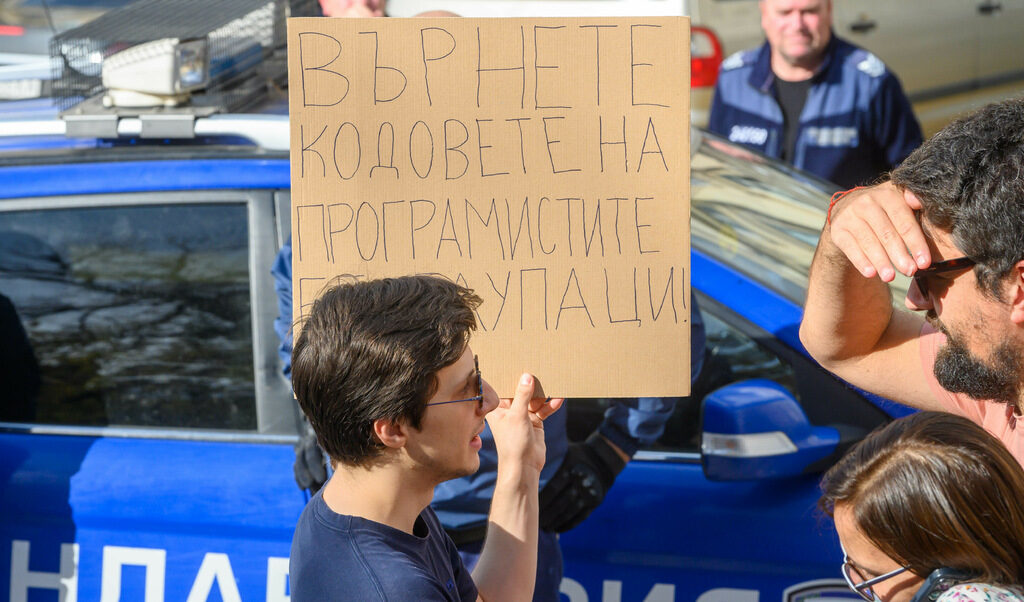 В комисията липсва административен и професионален капацитет при взимането на решения, смятат познаващи процеса отблизо. В комисията липсва административен и професионален капацитет при взимането на решения, смятат познаващи процеса отблизо.