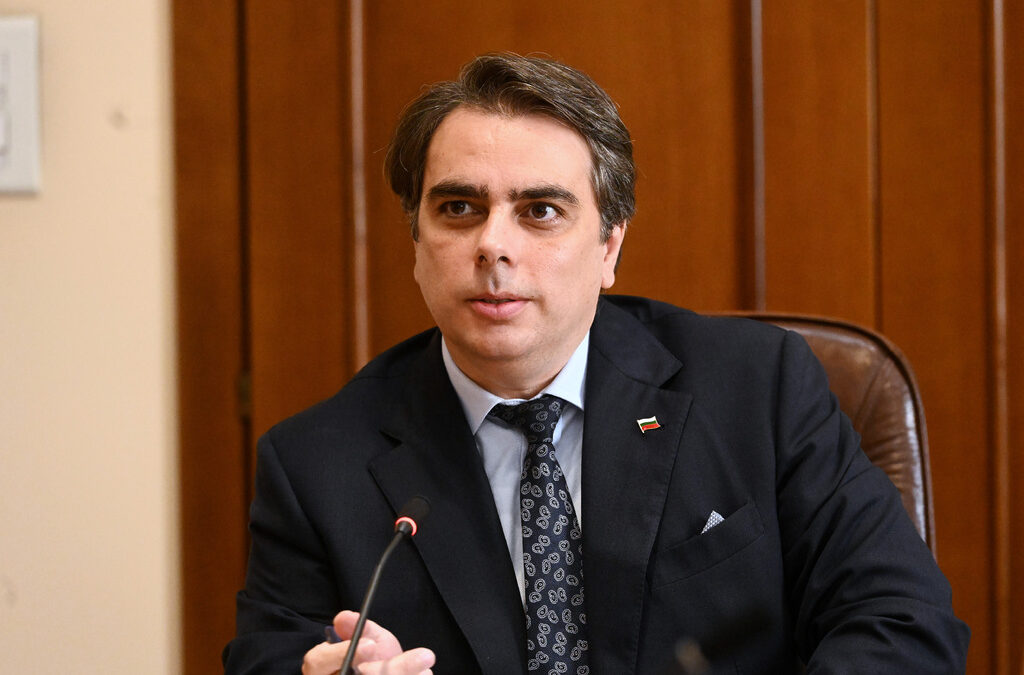 Асен Василев: Парламентът ще избира между 20% ДДС за заведенията и изсветляването им