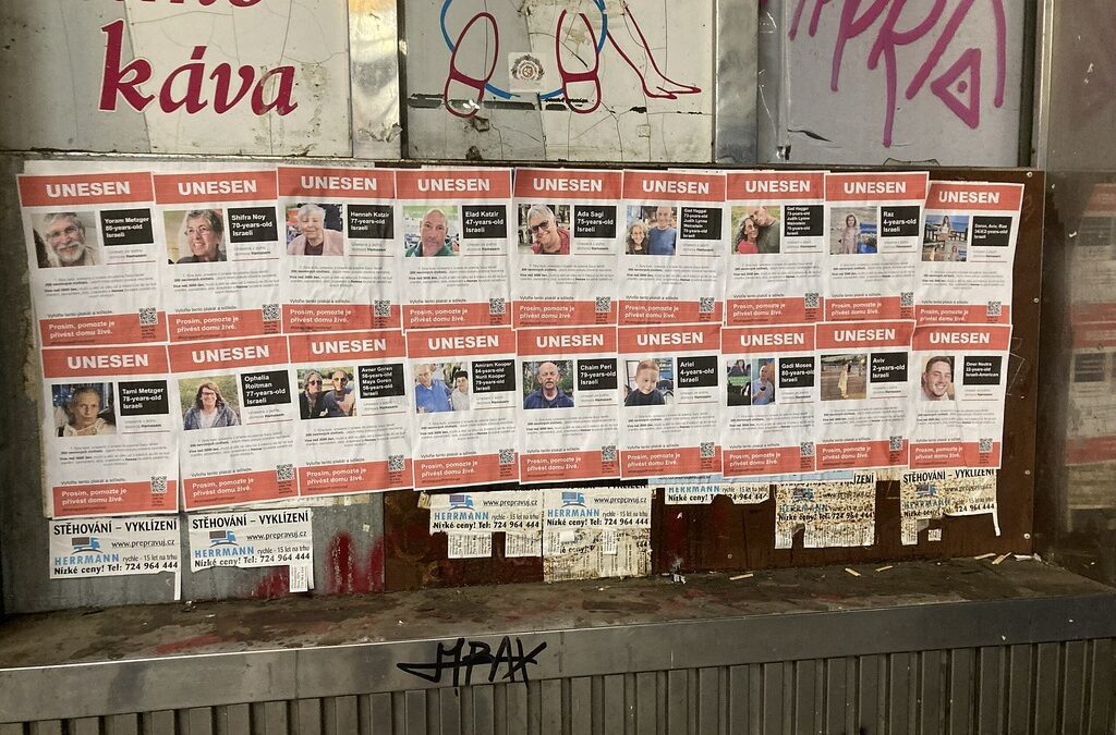 Снимки на израелци, отвлечени от "Хамас" по време на атаката на 7 октомври