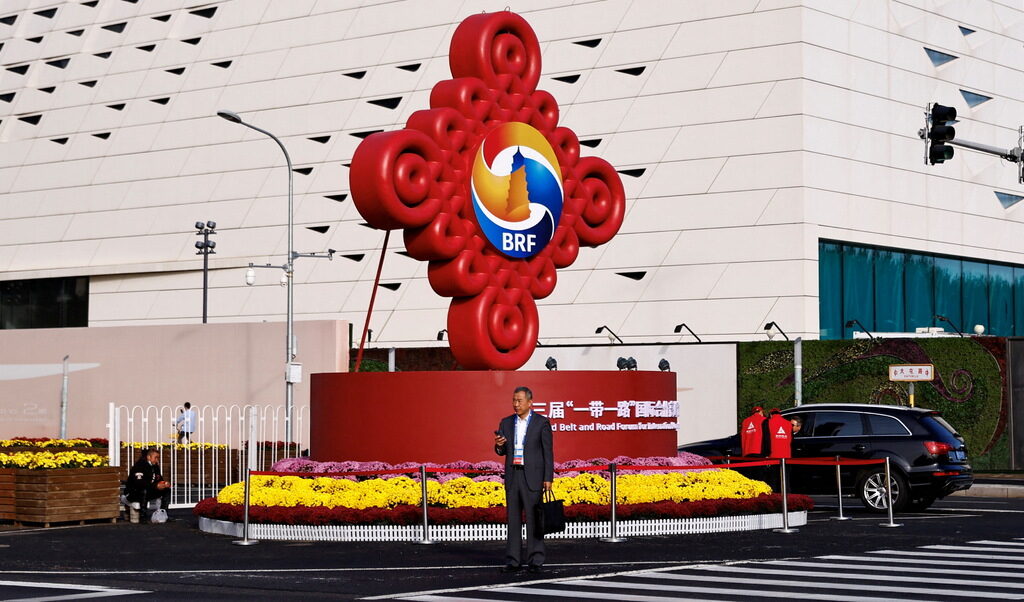Минувач пред логото на Belt and Road Forum в Пекин, 18 октомври 2023 г. Минувач пред логото на Belt and Road Forum в Пекин, 18 октомври 2023 г.