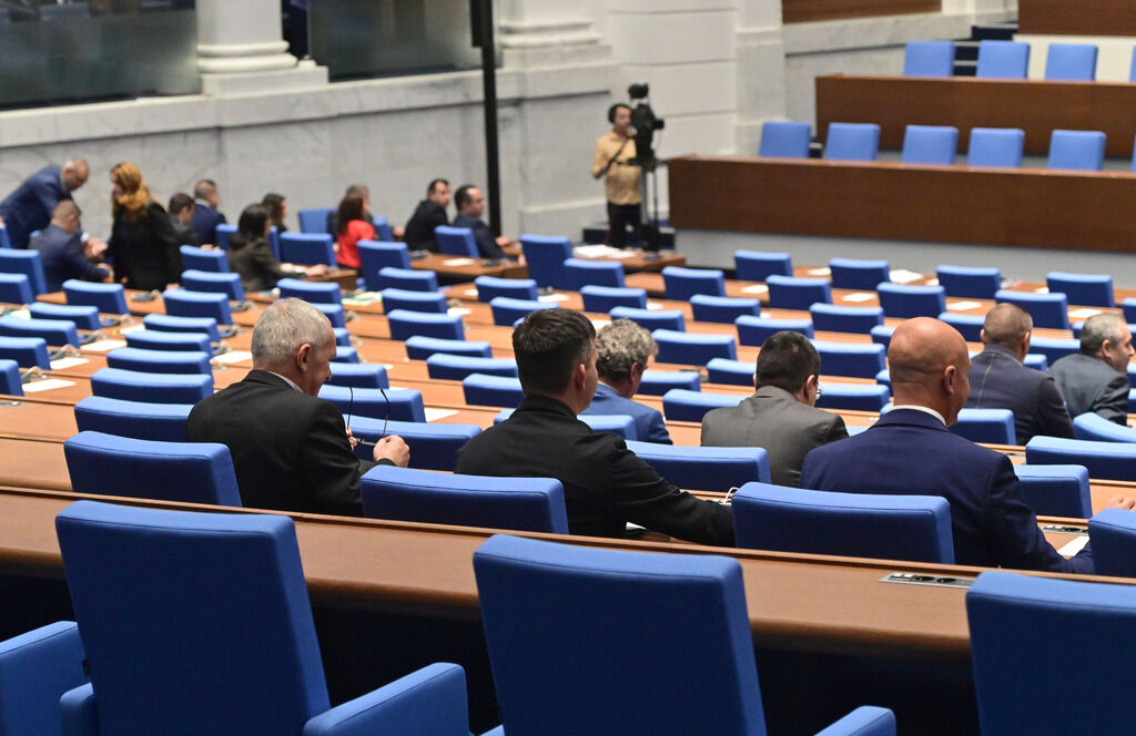 Политически сили обвиниха правителството, че помага на "Лукойл" да заобикаля санкциите