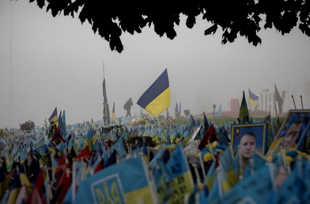 Украински знамена на мемориала в памет на загиналите войници на Площада на независимостта в Киев, Украйна. 21 октомври 2023 г.