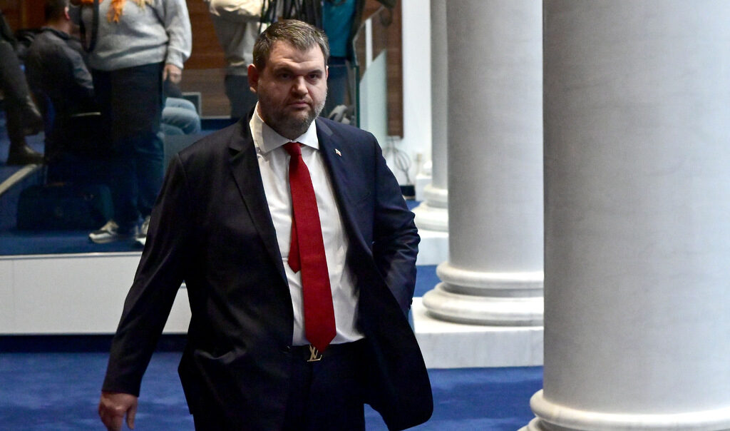 Делян Пеевски публикува отговор на премиера за Шенген и обяви, че работата "на тъмно" приключи
