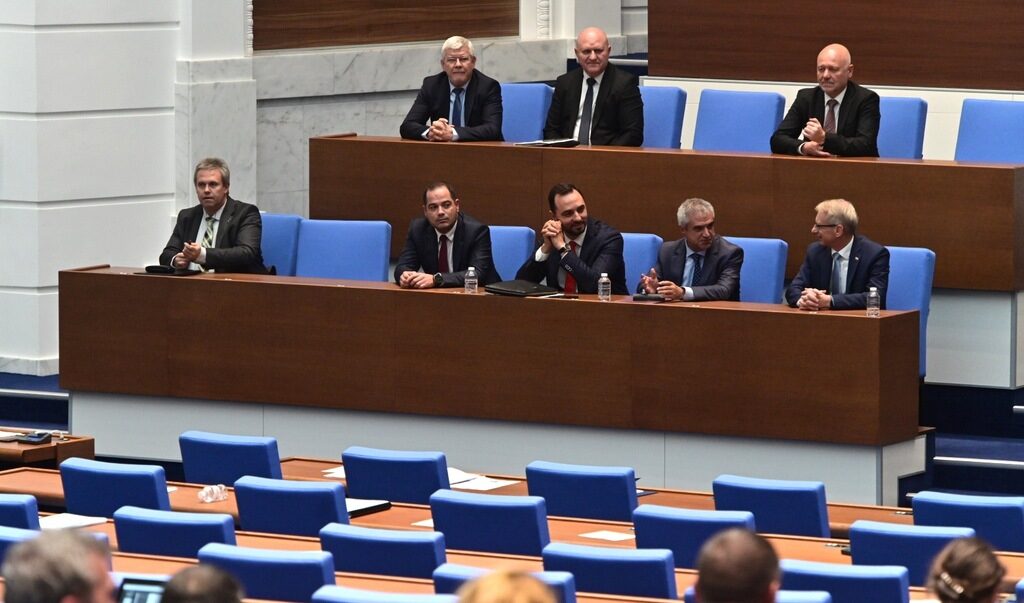 От трети опит: вотът на недоверие към кабинета "Денков - Габриел" не мина