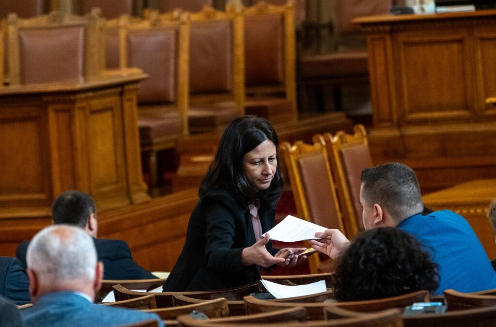 "Възраждане" иска Конституционният съд да каже с колко гласа се приемат промените в Конституцията