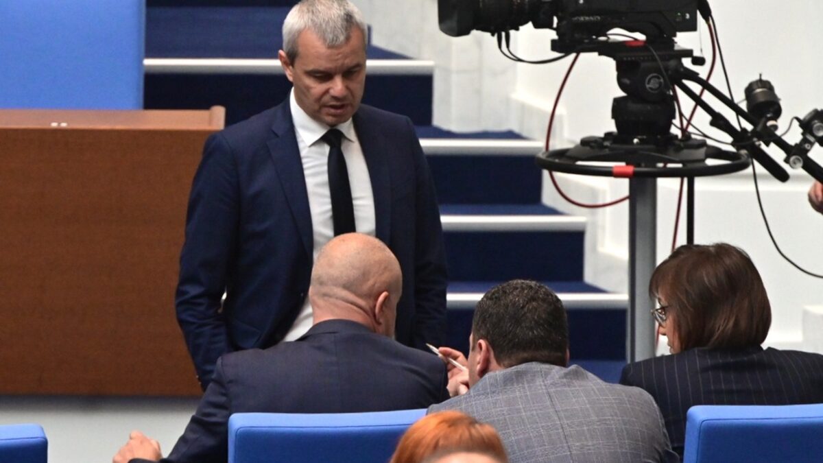 Костадин Костадинов разговаря с Корнелия Нинова