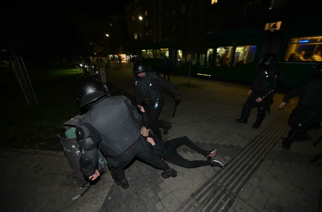 "Не снимай, айде махай се оттук": Полицията поиска да изтрия кадри, в които арестуват