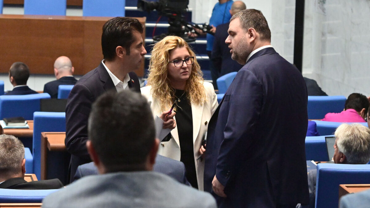 "Крехката къщичка" на управлението стои въпреки споровете за вътрешния министър и е все така нестабилна "Крехката къщичка" на управлението стои въпреки споровете за вътрешния министър и е все така нестабилна