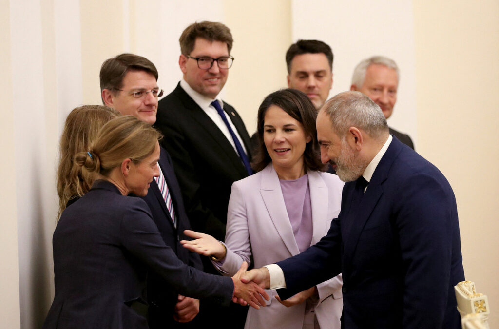 Арменският премиер Никол Пашинян посреща германския външен министър Аналена Бербок, 3 ноември 2023 г.