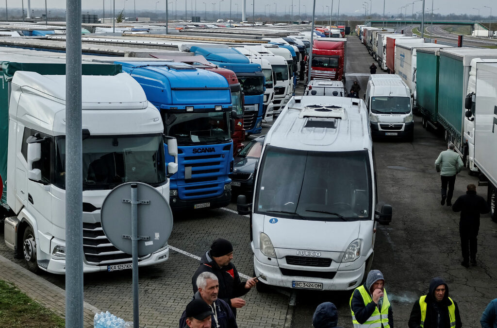 Украински камиони изчакват в близост до границата с Полша, тъй като граничните пунктове са блокирани от недоволни полски превозвачи