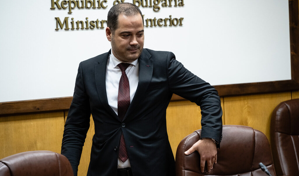 Няколко разменени реплики между Кирил Петков и вътрешния министър Калин Стоянов потвърдиха това, което всички знаем от месеци – коалиция има, само че без коалиционно споразумение, защото е по-лесно. Няколко разменени реплики между Кирил Петков и вътрешния министър Калин Стоянов потвърдиха това, което всички знаем от месеци – коалиция има, само че без коалиционно споразумение, защото е по-лесно.