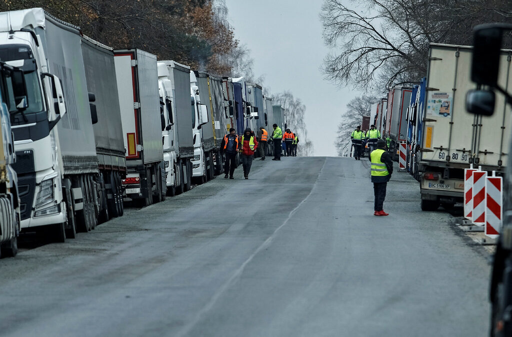 Украински камиони чакат на полската граница, за да преминат в ЕС