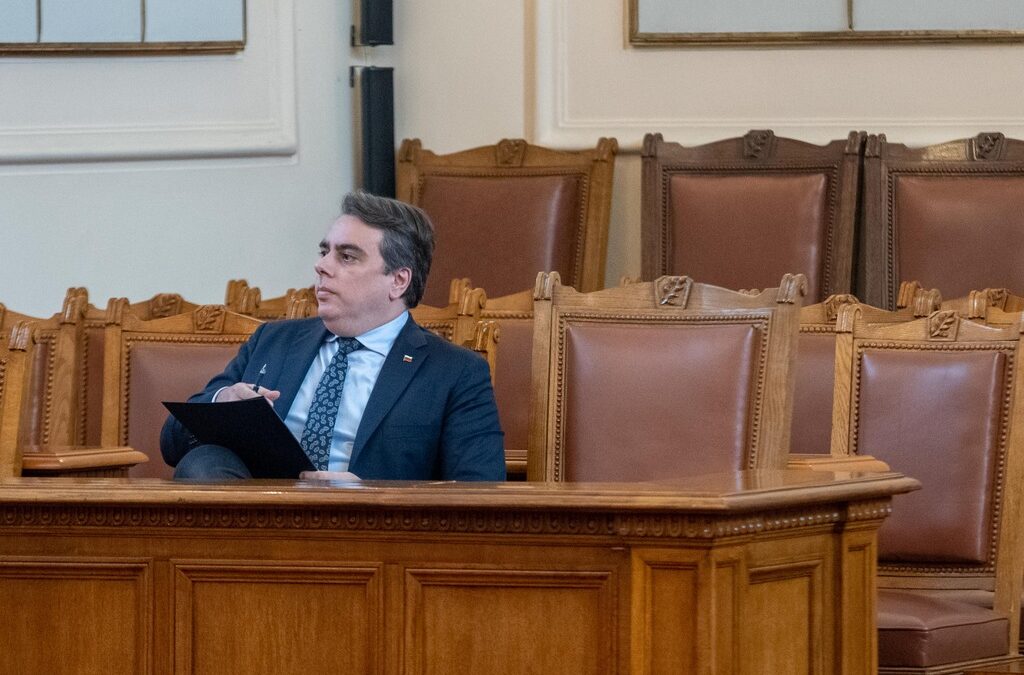 Асен Василев допуска, че бюджетът може да се актуализира при повече приходи