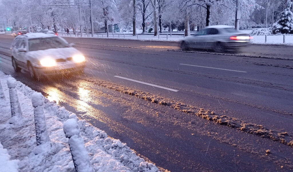 Сняг и вятър доведоха до редица проблеми в страната