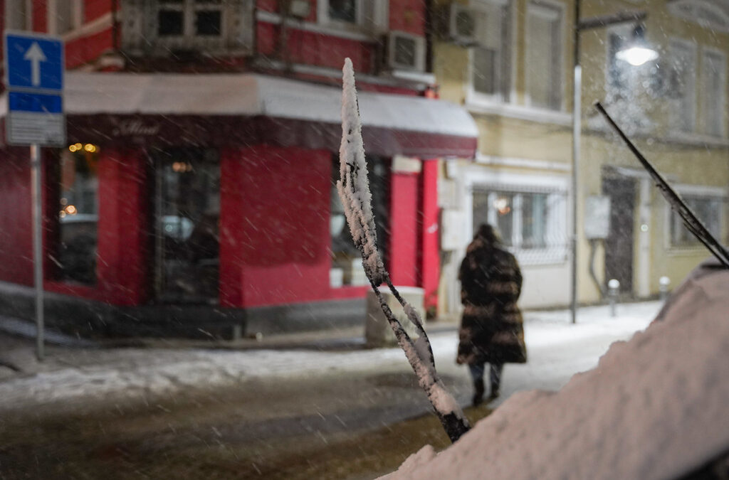 Първият сняг за годината: Затрупани пътища, паднали дървета, 800 хил. абонати без ток