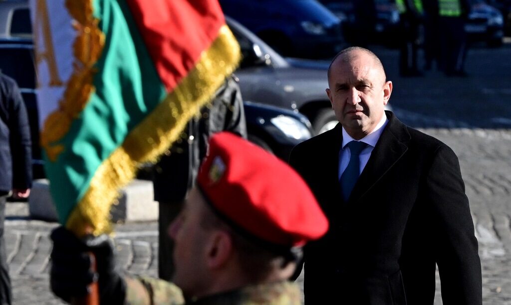 Президентът се закани да наложи вето на бюджета, "ако не бъде озаптен" Асен Василев
