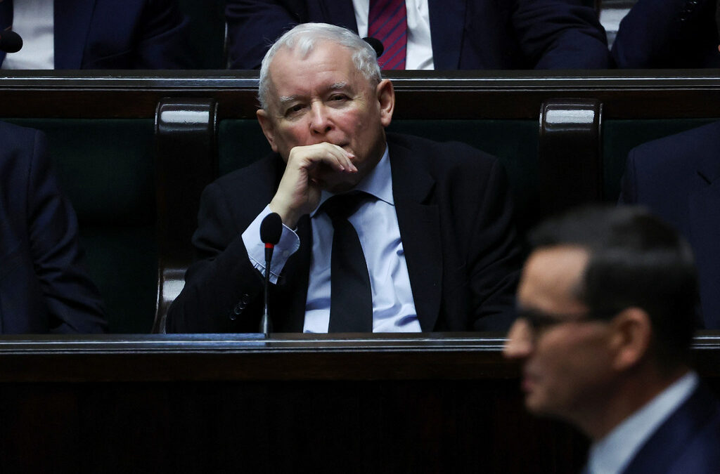 Премиерът Матеуш Моравецки в парламента под погледа на лидера на "Право и справедливост" Ярослав Качински