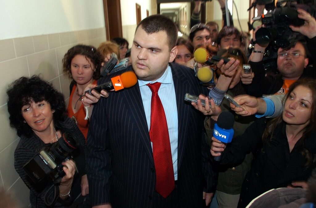 "Дневник" припомня анализ за снежното бедствие в началото на 2008 г., когато Делян Пеевски беше заместник на министъра, отговорен при бедствия – Емел Етем.<br /><br /><em>На снимката: Делян Пеевски на разпит в прокуратурата</em>