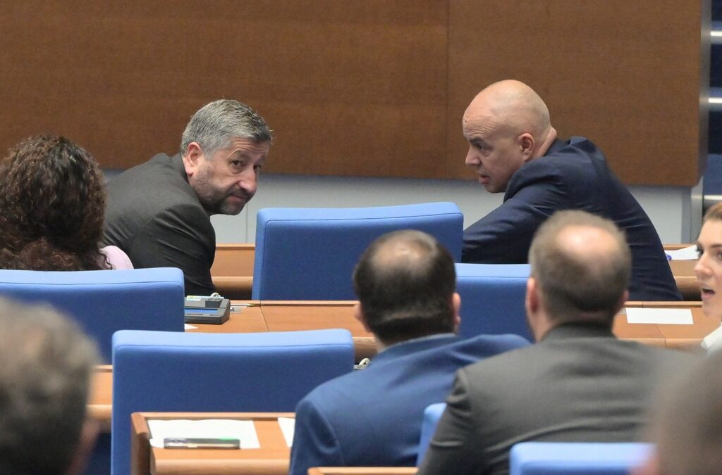 Христо Иванов (вляво) Христо Иванов (вляво)
