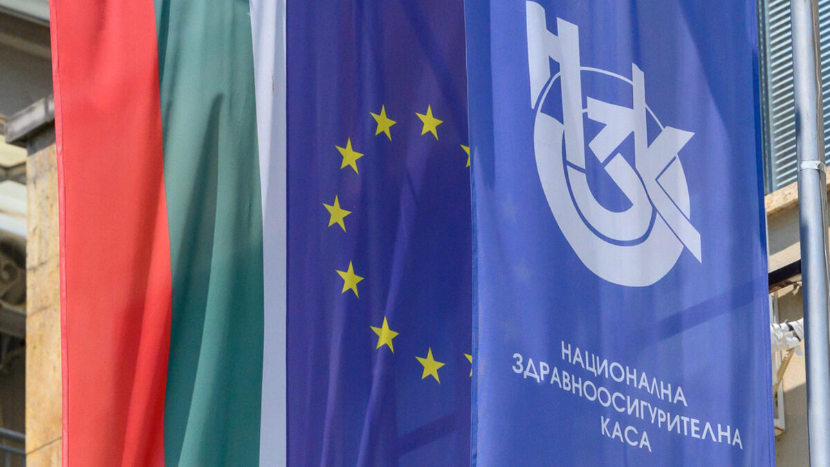 Бюджетът на касата за догодина беше приет на първо четене, но тя остана без ръководство, принудено от партиите да напусне. Бюджетът на касата за догодина беше приет на първо четене, но тя остана без ръководство, принудено от партиите да напусне.