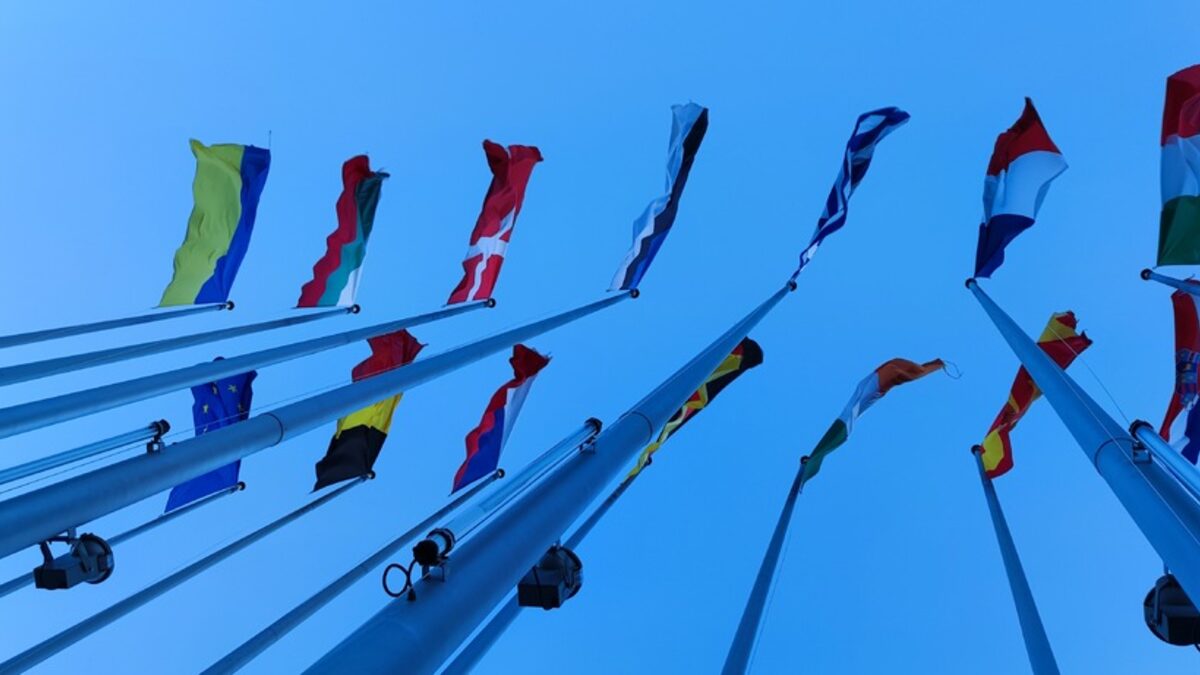 Пилоните с флаговете пред Европейския парламент в Страсбург