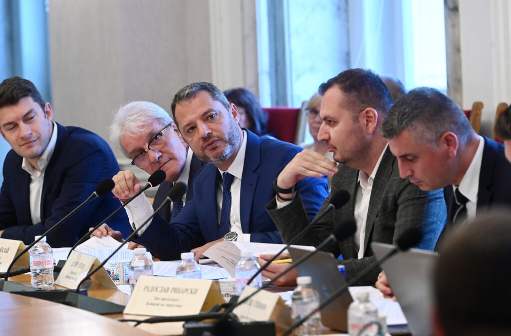 Партиите в управлението се саботираха за отпадане на дерогацията за внос на руски нефт