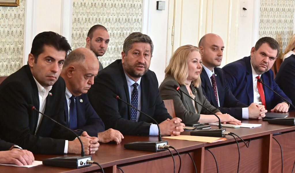 Снимката е една от първите срещи в парламента за промените в Конституцията. На нея отляво надясно са вносителите Кирил Петков, Атанас Атанасов, Христо Иванов, Надежда Йорданова, Атанас Славов, Делян Пеевски.