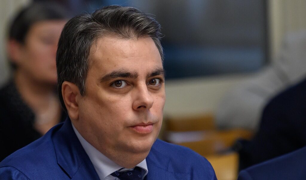 Асен Василев няма да позволи "Лукойл" да продаде рафинерията на подставено лице или офшорна фирма Асен Василев няма да позволи "Лукойл" да продаде рафинерията на подставено лице или офшорна фирма