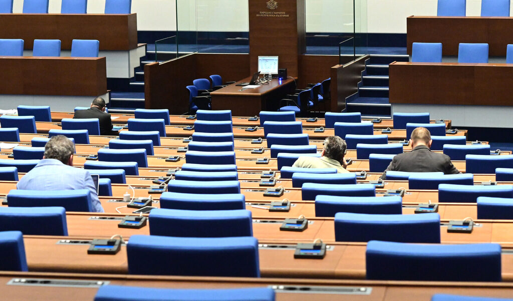 Трябва да се създаде постоянна комисия в парламента по изборите на регулаторите, която да е съставена на паритетен принцип между партиите. Трябва да се създаде постоянна комисия в парламента по изборите на регулаторите, която да е съставена на паритетен принцип между партиите.