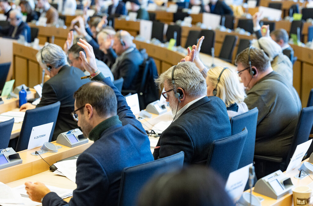 Парламентарната комисия TRAN гласува за актуализиране на правилата на ЕС относно европейската книжка за управление на МПС. 7 декември 2023 г.