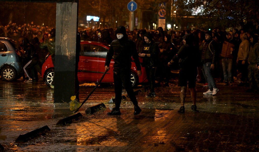 По време на демонстрацията преди мача с Унгария на 16 ноември се стигна до сблъсъци, а полицията използва водно оръдие