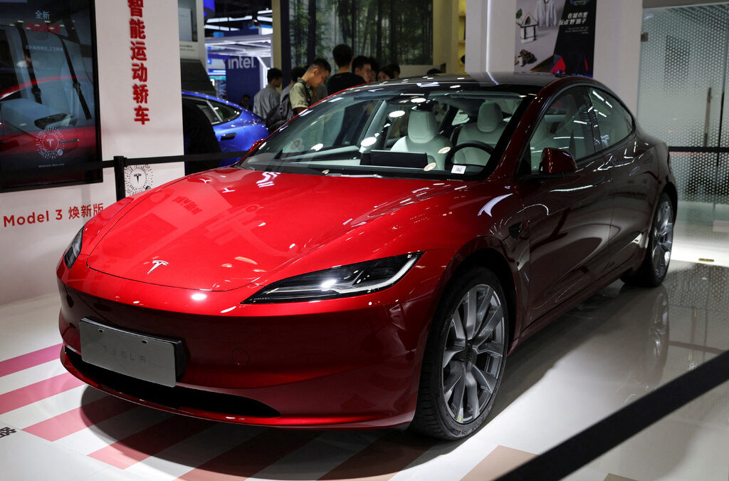 Новият седан Model 3 на Tesla на Китайския международен панаир за търговия с услуги в Пекин, Китай. 2 септември 2023 г.