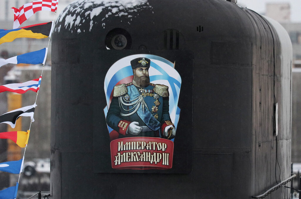 Картина, изобразяваща император Александър Трети, се вижда на атомната подводница, наречена на негово име, по време на церемония по издигане на знамето във военноморската база в северния град Северодвинск. 11 декември 2023 г.