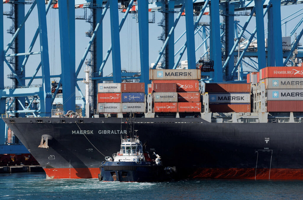 Всички кораби на датския контейнеропревозвач Maersk ще заобикалят Червено море, след като през последните дни два съда на компанията бяха атакувани край Йемен от хутите