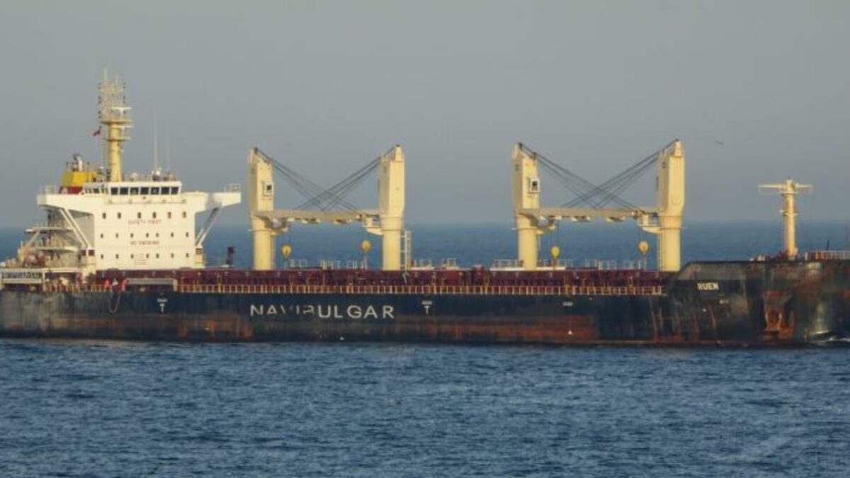 "Руен" е видян за последен път в открито море да плава към Сомалия в 13:17 часа българско време в четвъртък според данните за проследяване на кораба в LSEG.