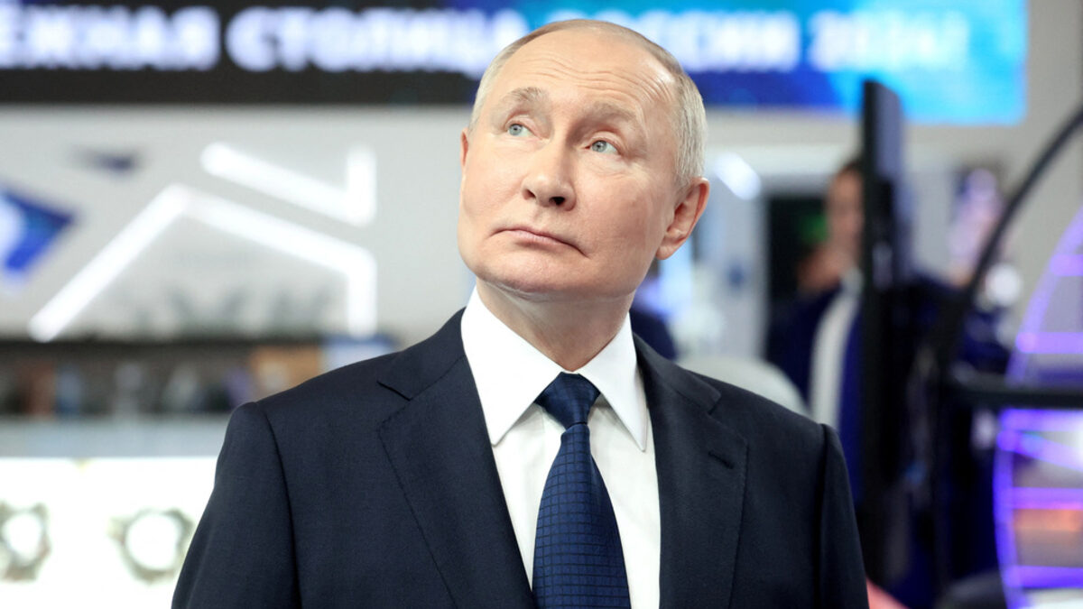 Руският президент Владимир Путин разглежда изложбата "Русия", посветена на основните постижения на страната, преди конгреса на политическата партия "Единна Русия" в Москва. 17 декември 2023 г.