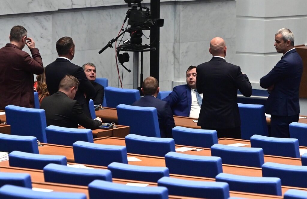 Част от групите на "Възраждане" и "Има такъв народ" в пленарната зала на Народното събрание