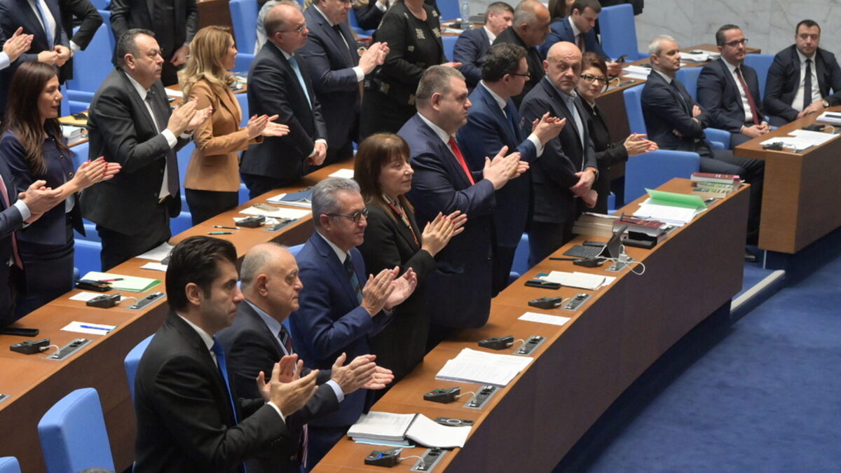 Депутатите след окончателното гласуване на промените. Депутатите след окончателното гласуване на промените.