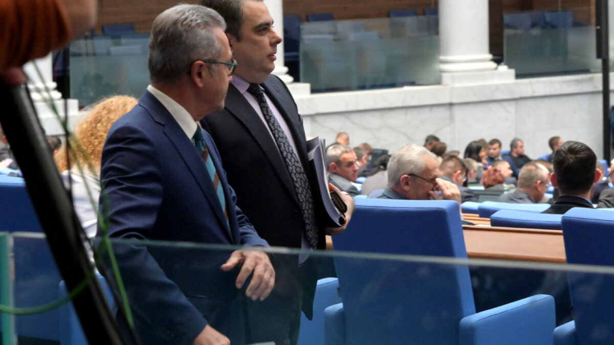 Председателят на бюджетната комисия Йордан Цонев обичайно задава бързо темпо при преминаването през текстовете. Председателят на бюджетната комисия Йордан Цонев обичайно задава бързо темпо при преминаването през текстовете.