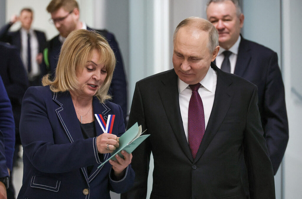 Лично председателят на ЦИК Ела Памфилова приема документите за участие в изборите за президент на Владимир Путин, който е издигнат от инициативен комитет