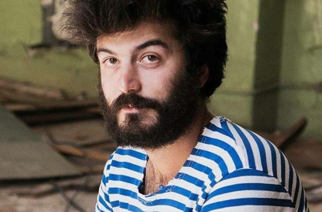 "Предпочитам хартията, защото електронната книга е, как да го кажа: книга без характер", казва драматургът.