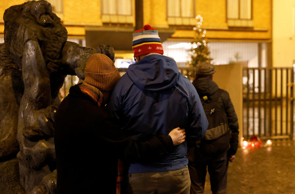 Хора поставят свещи в памет на жертвите пред Карловия университет в Прага Хора поставят свещи в памет на жертвите пред Карловия университет в Прага
