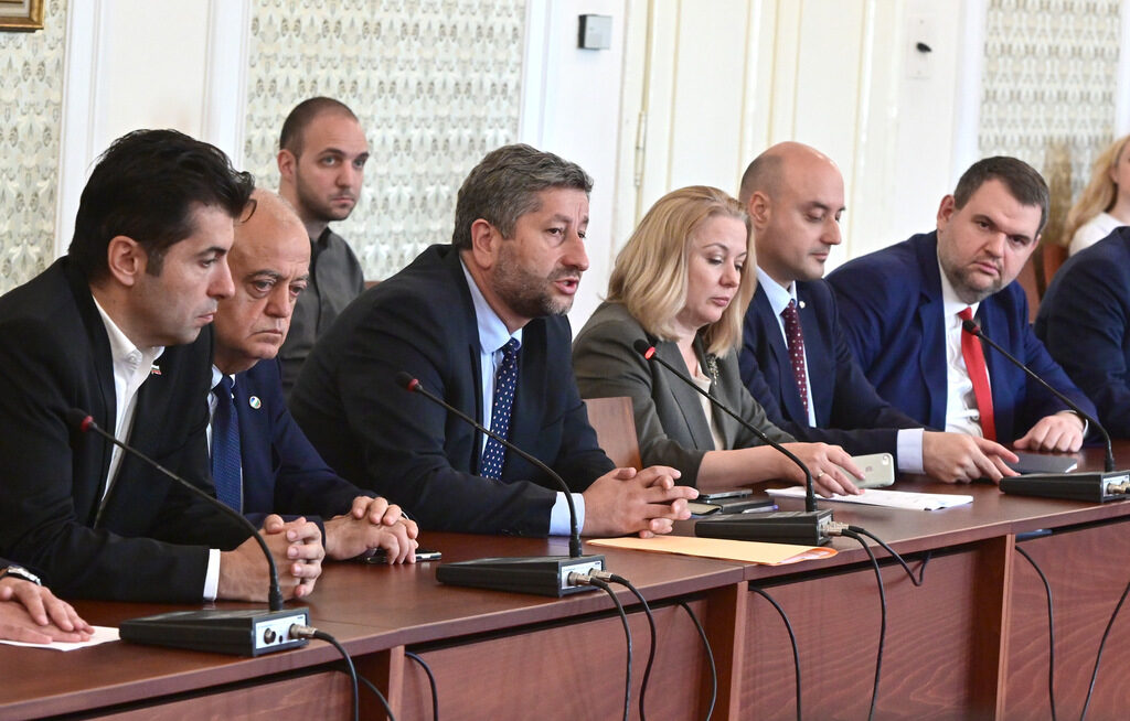 Промените в основния закон бяха внесени от "Продължаваме промяната Демократична България", ГЕРБ и ДПС.