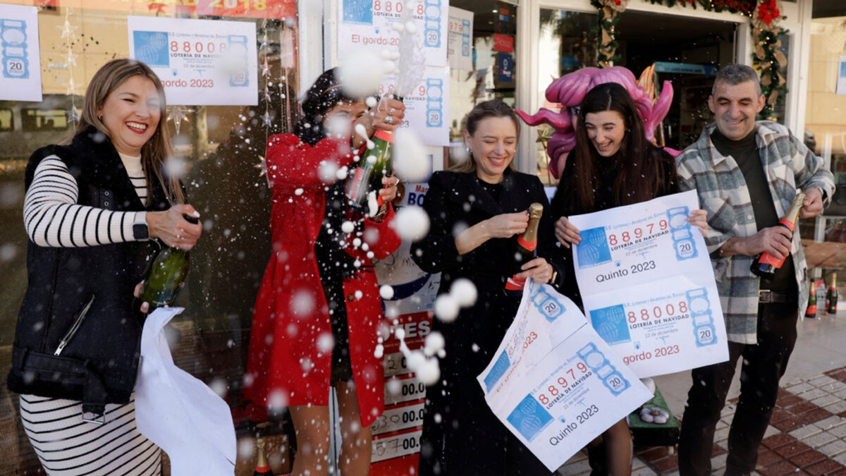 Собствениците на павилион в Ронда, където беше продаден печелившият номер в традиционната коледна лотария на Испания "Ел Гордо". 22 декември, 2023 г. Собствениците на павилион в Ронда, където беше продаден печелившият номер в традиционната коледна лотария на Испания "Ел Гордо". 22 декември, 2023 г.