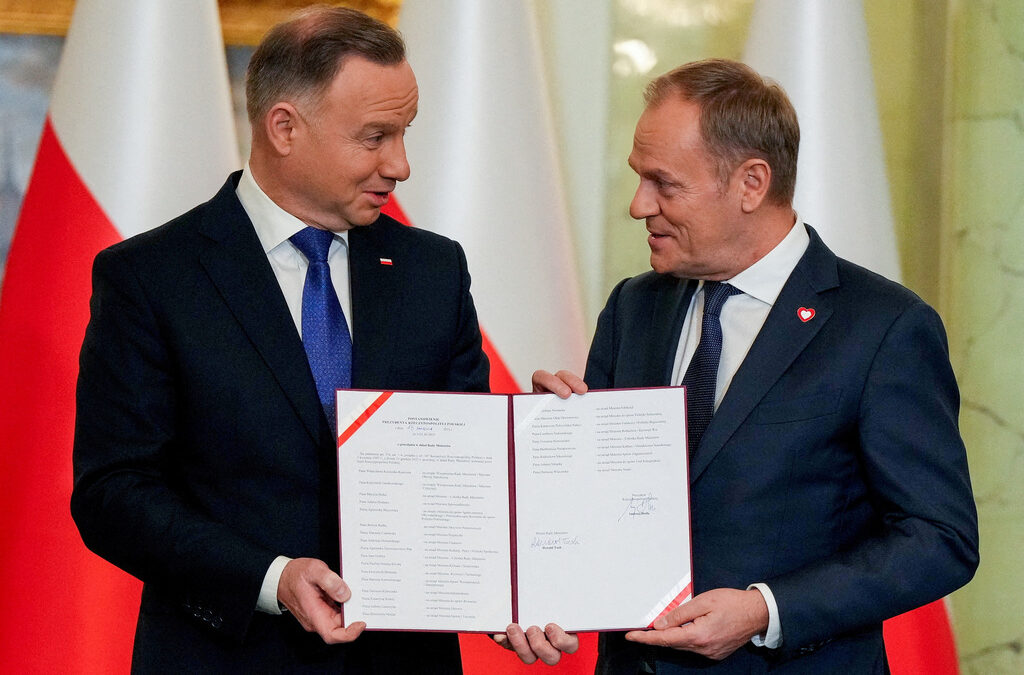 Полският президент Анджей Дуда и новоназначеният полски министър-председател Доналд Туск на церемонията по полагане на клетва на кабинета в президентския дворец във Варшава. 13 декември 2023 г.