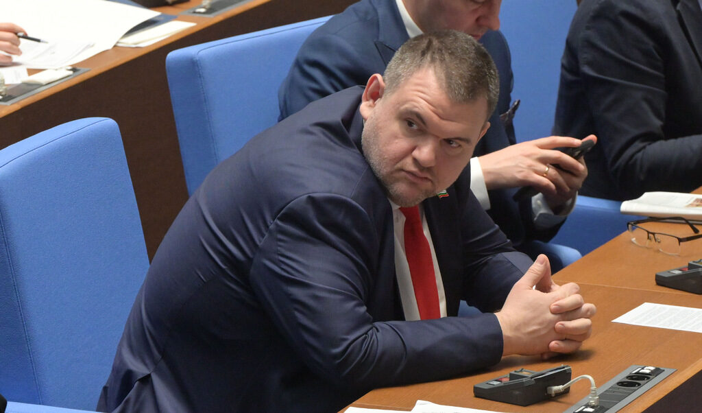 Пеевски сигнализира службите за журналисти на руска телевизия, които са в България